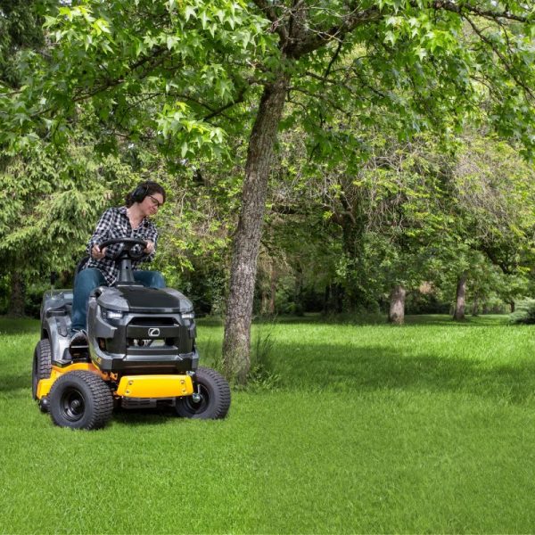 Cub Cadet LT2 R92 vrtni traktor kosilica u radu na travnjaku